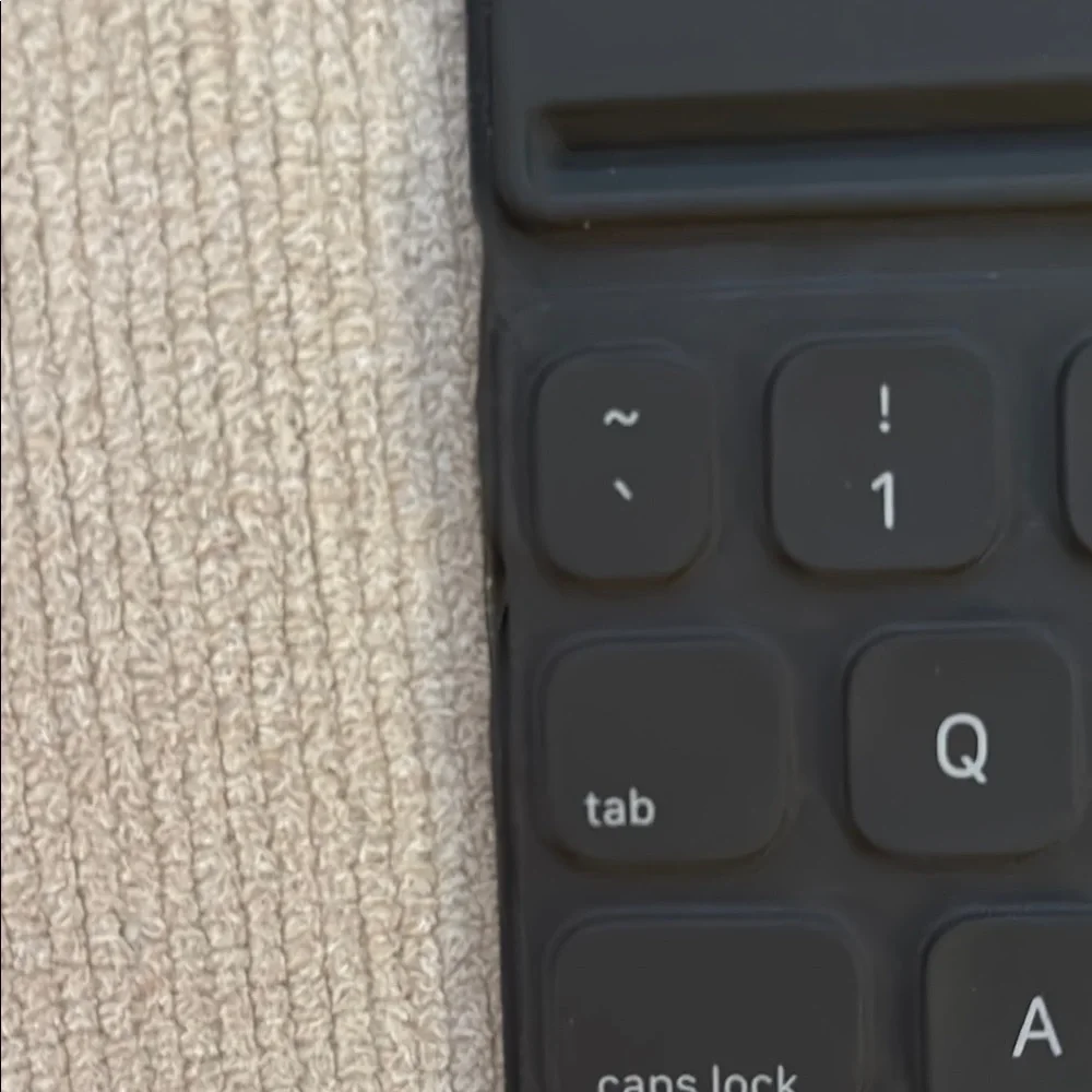 USED Apple Pencil 2 and Apple iPad Pro keyboard for 11 inch 2018 iPad Pro